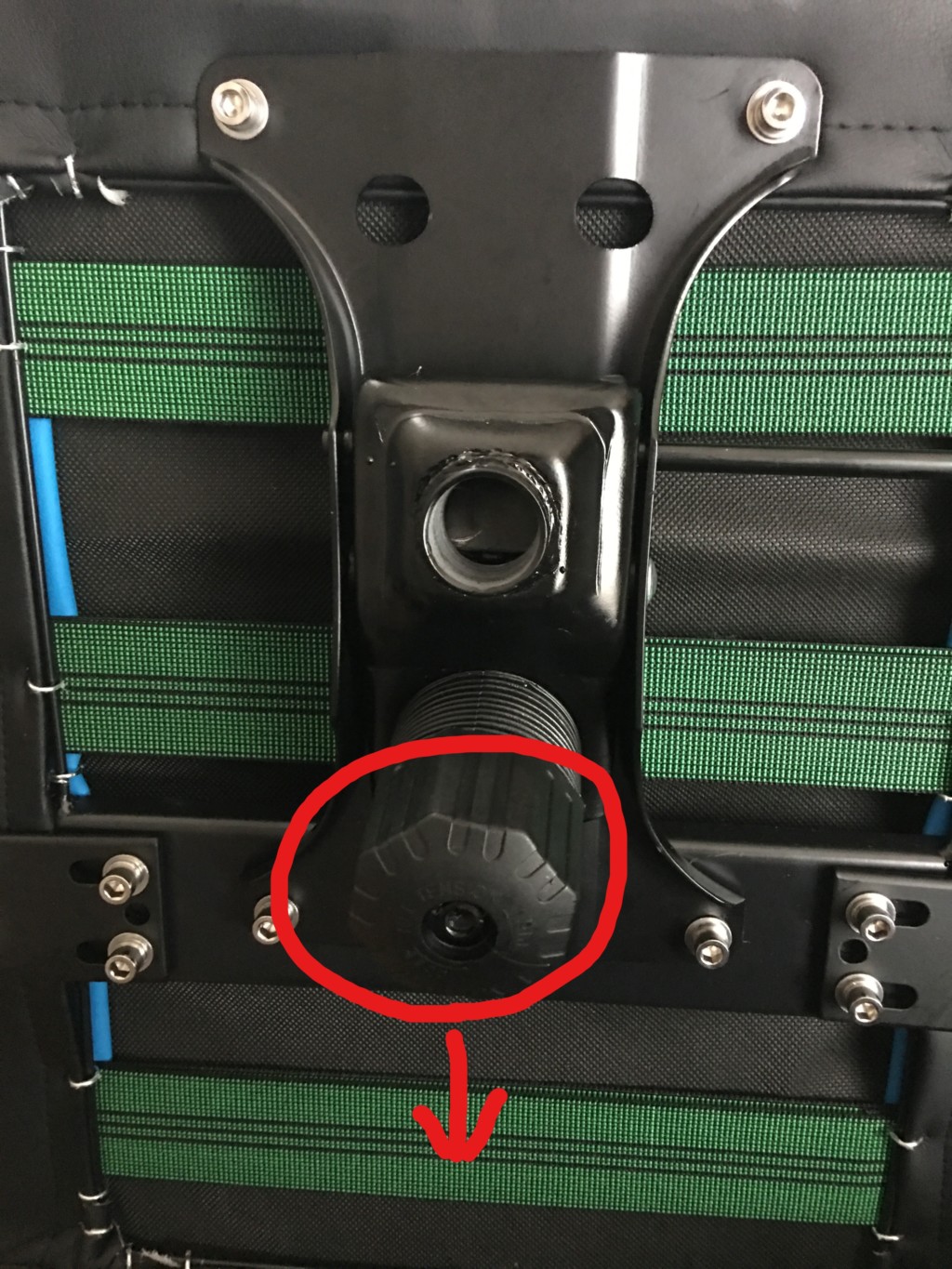シリンダー固定台のロッキング調整ノズル側に矢印が付いているのでその矢印の向きが背もたれと逆向きになるようにネジで座部と固定する