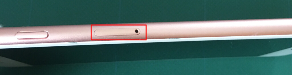 SMIカードの外し方は、iPhoneに付属しているピンをこの穴に差し込む
