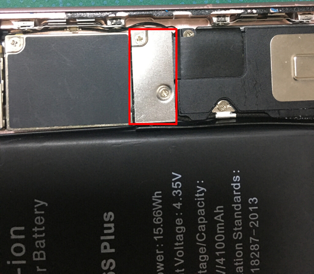 バッテリーを貼り付けましたら、バッテリーのコネクターの保護プレートを取り付け、2つのねじを取り付けます。