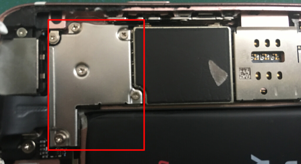 液晶画面のコネクターの保護プレートを取り付け、5つのねじをプラスドライバーを用いて取り付けます。