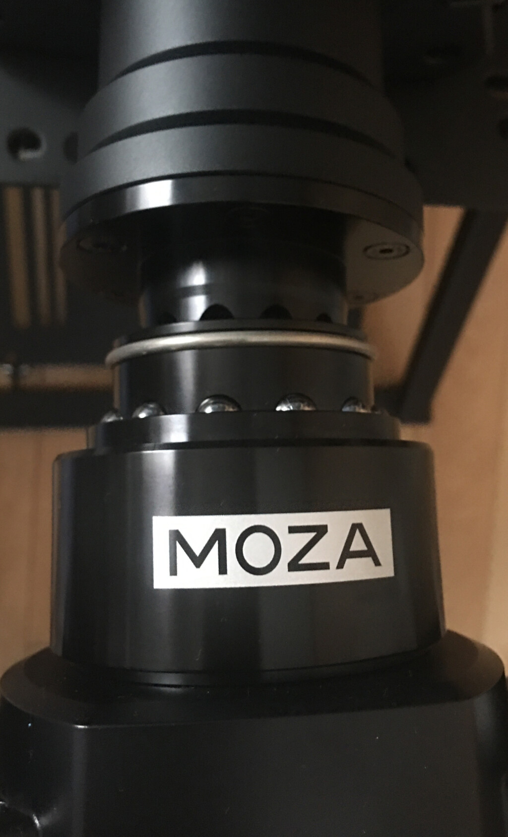 MOZAのクイックリリースの鉄球の位置とMOZAのホイールベースの穴の位置を合わせた状態で差し込む