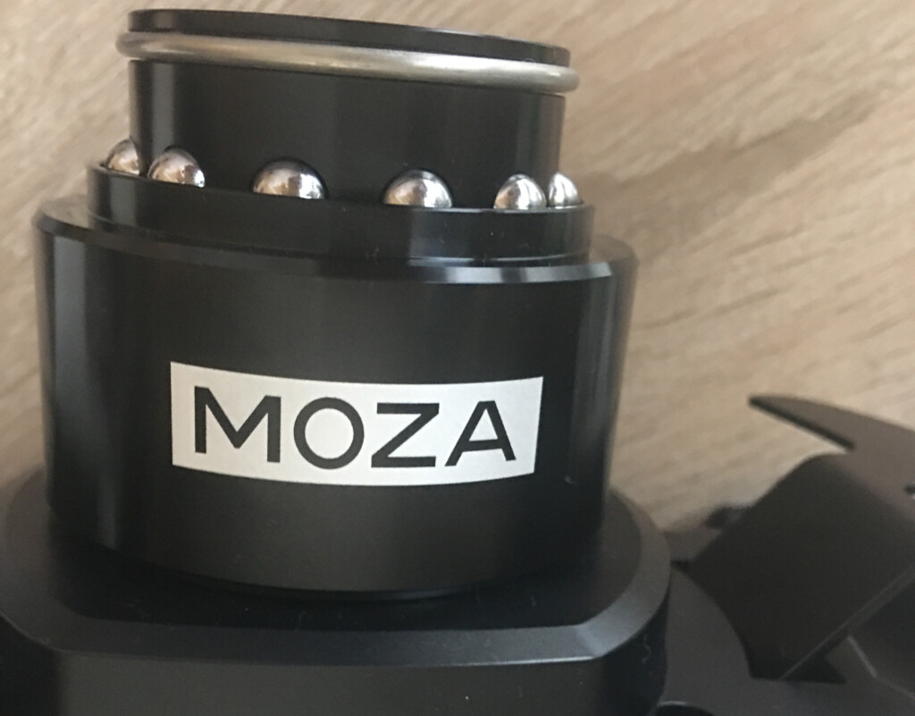 MOZAのステアリングホイールに取り付けられているクイックリリースには、鉄球が上部に6つ、下部に4つ取り付けられている